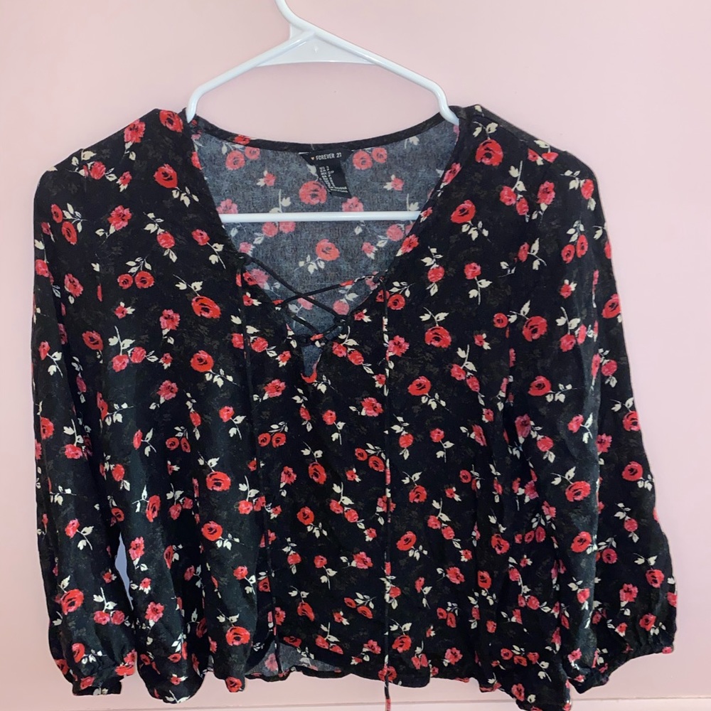 🌹Floral crop top with tie detail in front🌹